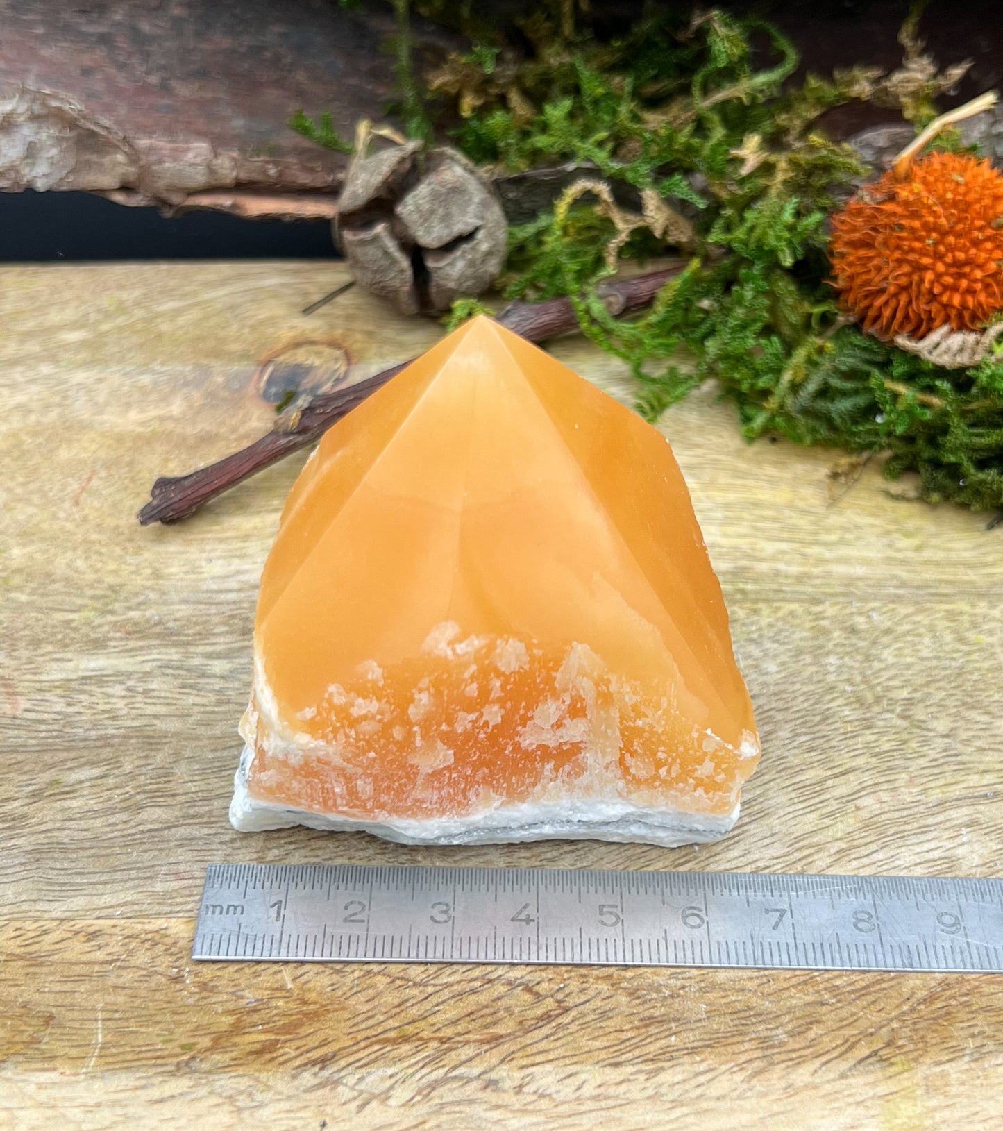 Orangencalcit Spitze