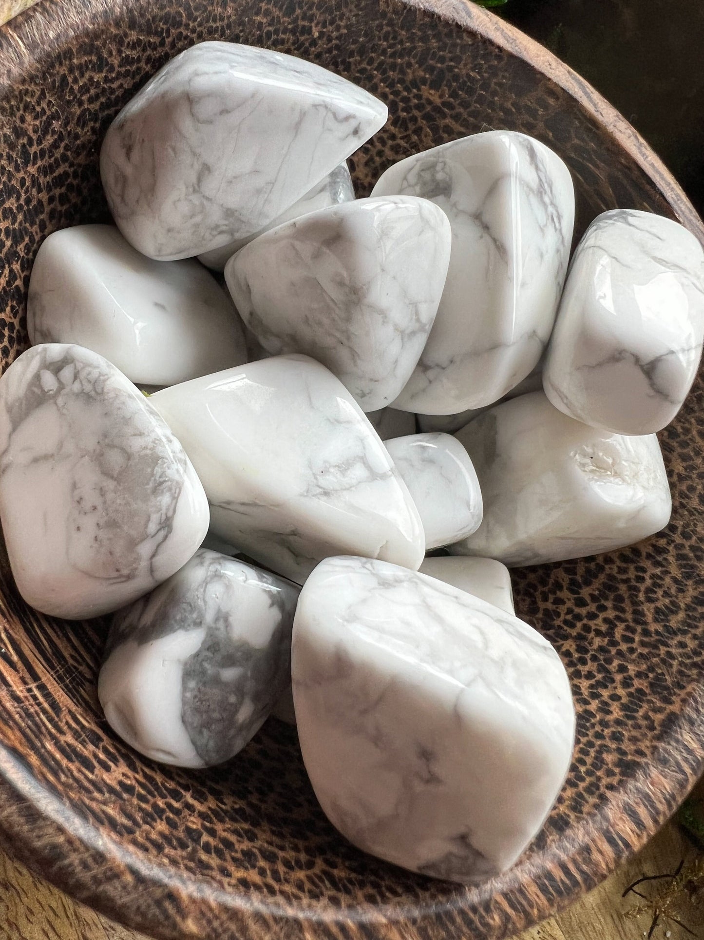 Howlith Howlite | Trommelstein | Kristall, Heilstein, Edelstein, Mineralien | Kronen Chakra | Spirituelles Geschenk | mamoriert weiß  grau