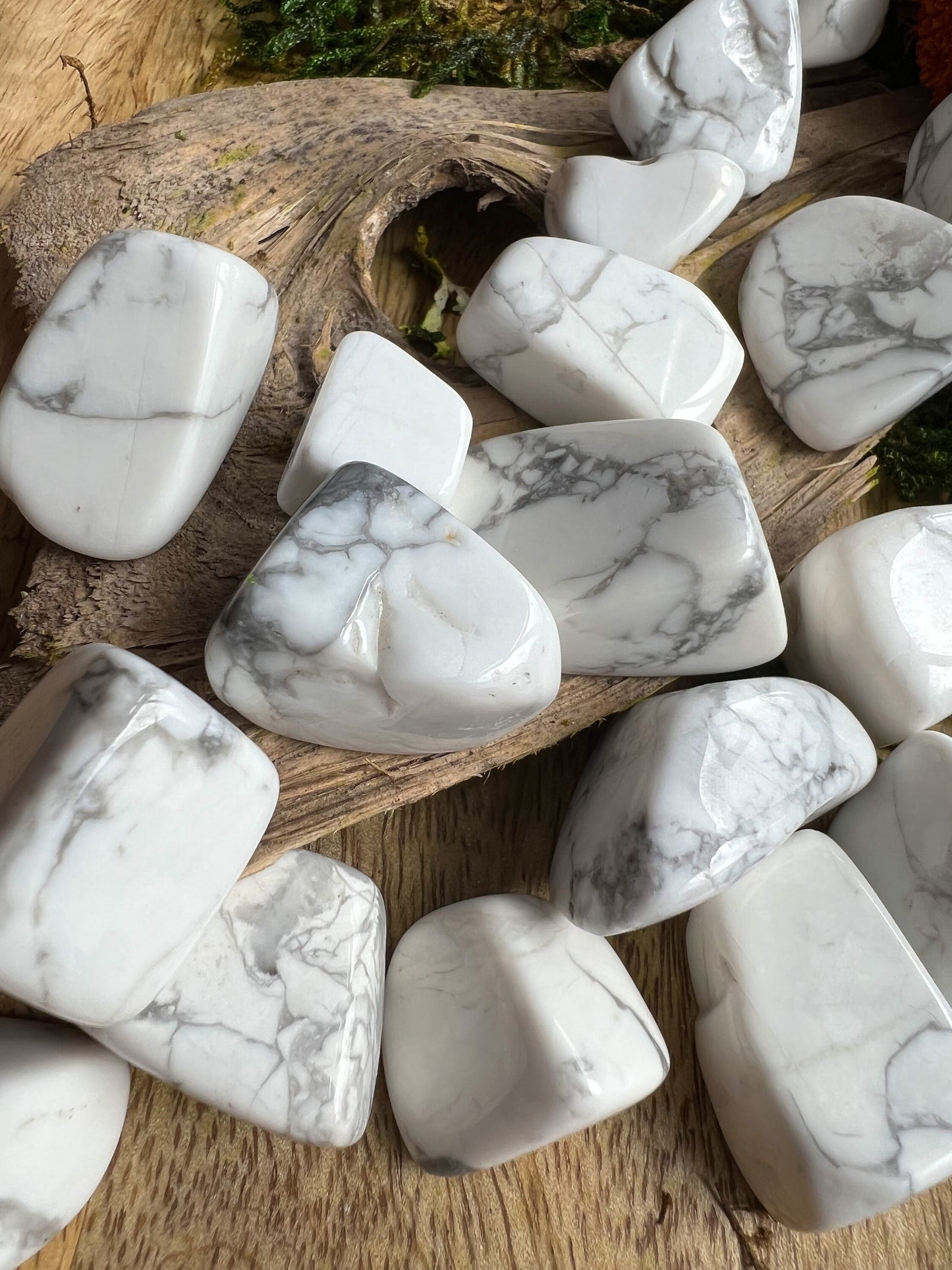Howlith Howlite | Trommelstein | Kristall, Heilstein, Edelstein, Mineralien | Kronen Chakra | Spirituelles Geschenk | mamoriert weiß  grau