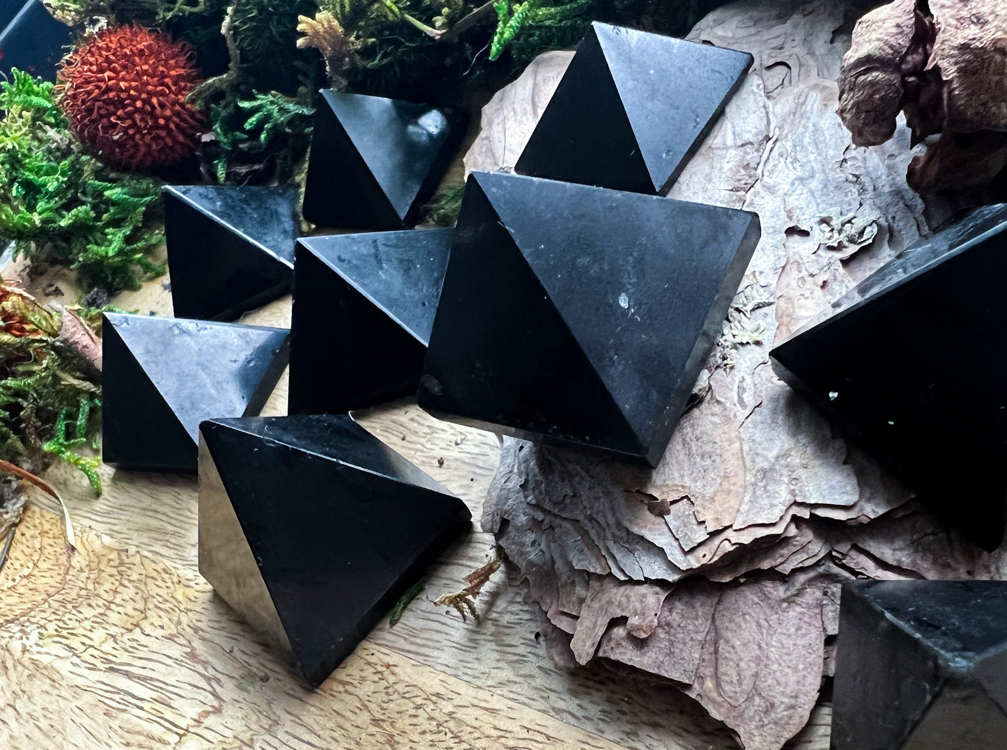 Turmalin, Schörl | Pyramide, Handpoliert | Schutzstein Prisma Schutz Aura | Energie, Heilstein , Kristall, Edelstein, Kristalle, Schwarz
