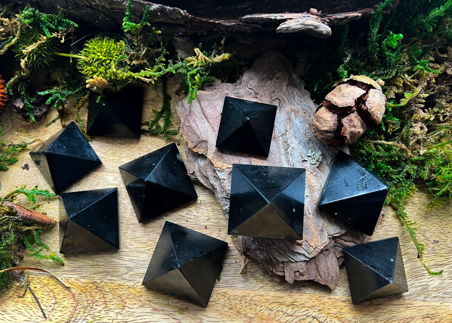 Turmalin, Schörl | Pyramide, Handpoliert | Schutzstein Prisma Schutz Aura | Energie, Heilstein , Kristall, Edelstein, Kristalle, Schwarz